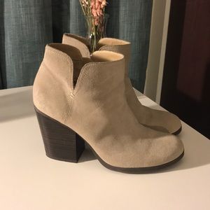 NWOT KENNETH COLE REACTION SIZE 9 BOOTIE